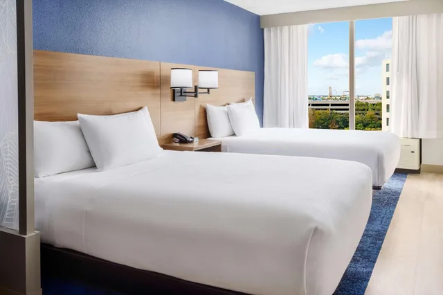 غرفة بسريرين مزدوجين مع أريكة في طابق مرتفع، Hyatt Place Across from Universal Orlando Resort 1/3