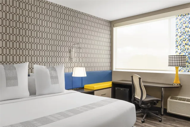 غرفة سيغنتشر بسرير كينج، Glo Best Western Dawley Farms In Sioux Falls 2/6