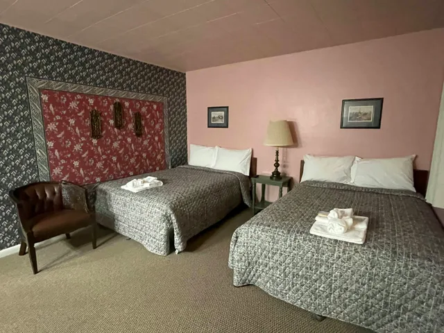 غرفة بسريرين مزدوجين، Victorian Inn Motel & Suites 1/2