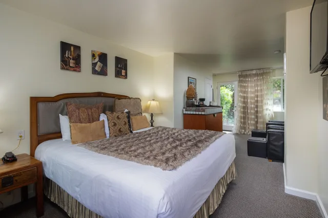 غرفة بسرير كينج بشرفة، Vendange Carmel Inn and Suites 1/5