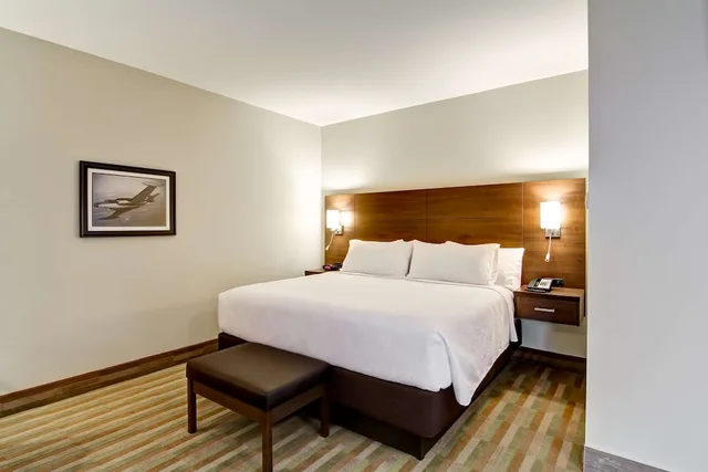 غرفة قياسية بسرير كينج بشرفة، Best Western London Airport Inn Suites 3/7