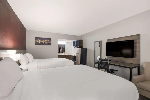 جناح بسريرين كوين، Suburban Studios Cleveland Central 3/4