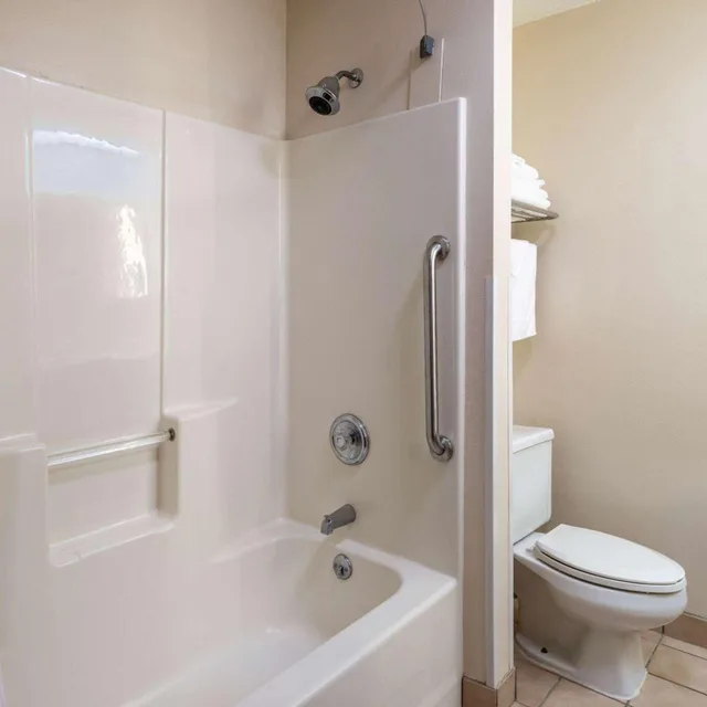 جناح بسرير كوين بجاكوزي، Days Inn & Suites by Wyndham Madison 4/8