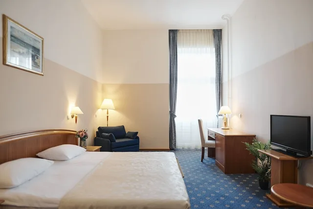 غرفة قياسية بسريرين منفصلين بإطلالة على البحر بشرفة، Hotel Lovran 1/7
