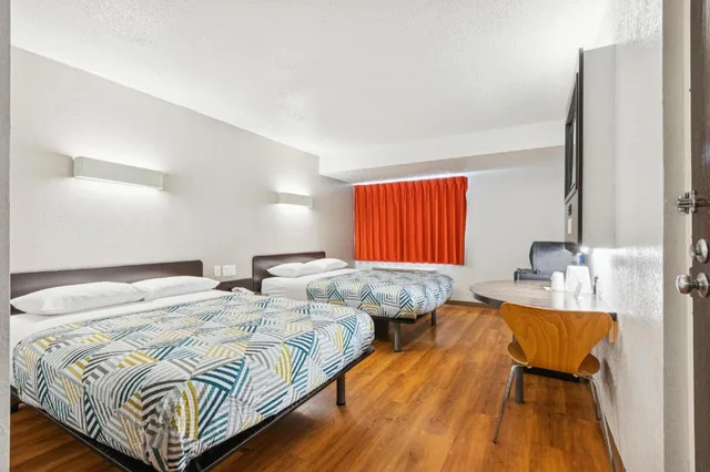 2 Full Beds - ADA/Tub/Micfridge, Motel6 Piscataway, NJ 4/10