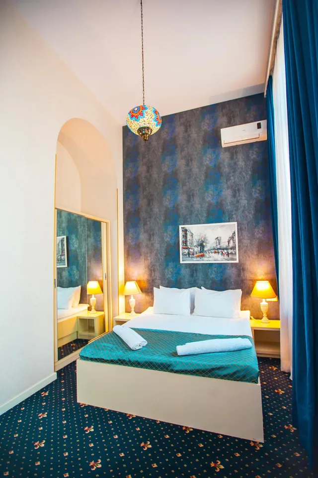 جناح جونيور، Hotel Rustaveli 3/8