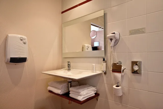 Suite, King Bed, Living Area, Balcony, Best Western Le Duguesclin 2/2