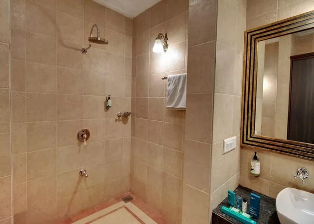 Majesty, Double Bed, Sofa، Rahi Forest View 2/3