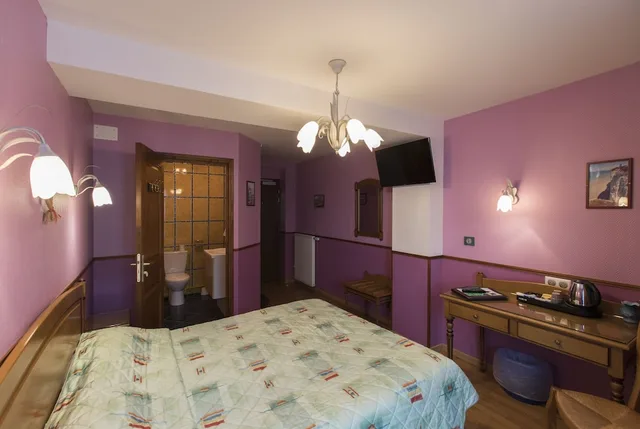 غرفة بسرير مزدوج بإطلالة على المرفأ، Hotel De Calais 7/10
