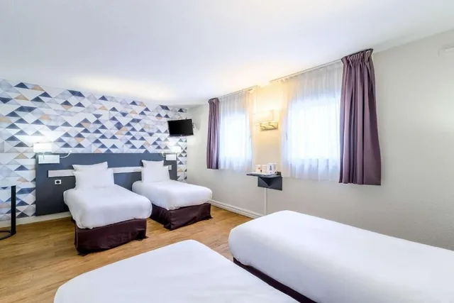 Room, 4 Beds, Accessible, Comfort Hotel Paris Porte d Ivry 1/2