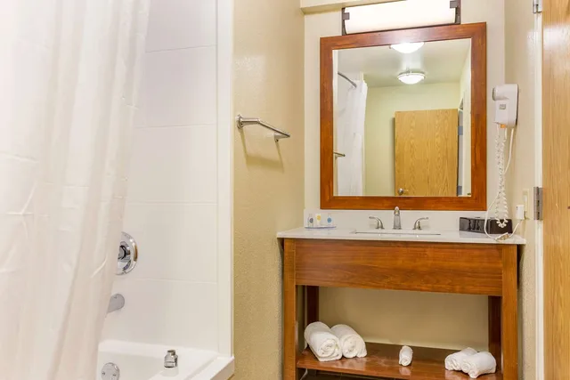 Upgrade, Suite, King Bed، Comfort Inn DeKalb - University Area 3/3