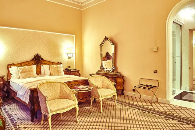 جناح جونيور، Grand Hotel Continental 2/7
