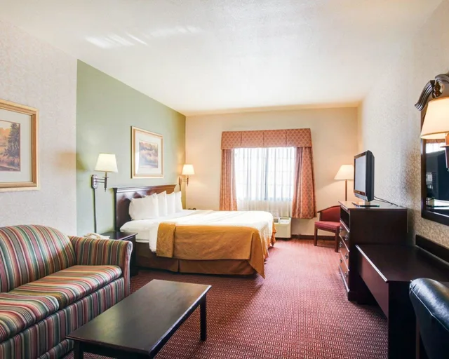 غرفة قياسية مع أريكة، Quality Inn and Suites Near University 3/6