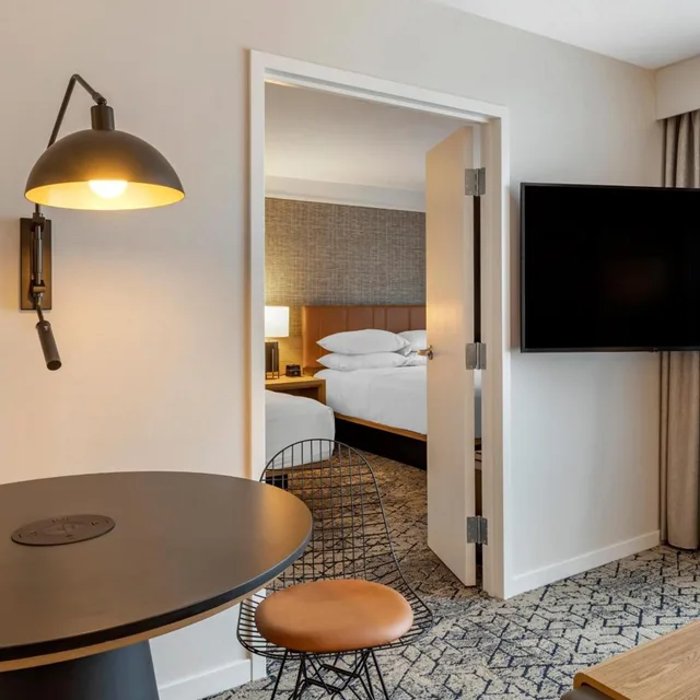 جناح بسريرين مزدوجين بغرفة نوم واحدة مع أريكة، Sheraton Suites Old Town Alexandria 9/9