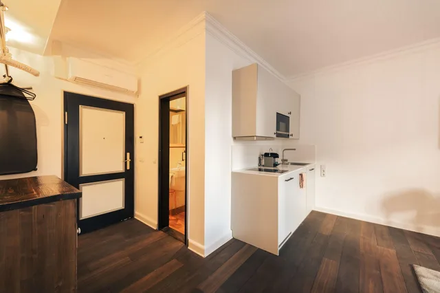 Deluxe, Studio, Bob W Mitte 4/5