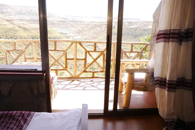 غرفة ديلوكس رباعية بسرير كوين وسريرين منفصلين بإطلالة على الجبل بشرفة بغرفتي نوم، Sora Lodge Lalibela 7/7