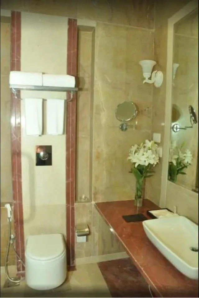 غرفة بريميوم بسرير كينج، Royal Tulip Navi Mumbai 2/2