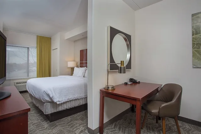 جناح بسرير كينج مع سرير سحّاب إضافي لذوي الإعاقة، Springhill Suites Pigeon Forge 3/9