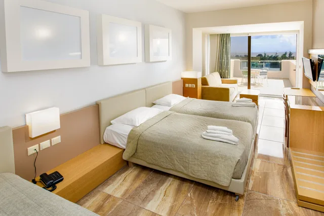 غرفة رباعية بثلاثة أسرّة بإطلالة على البحر مع أريكة، Sovereign Beach Hotel 1/2