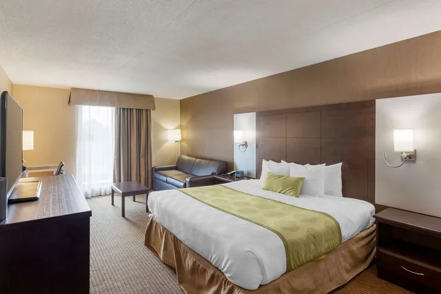 Room, King Bed, Sofa, Accessible, Best Western Plus Leamington Hotel and Conference Centre 1/6