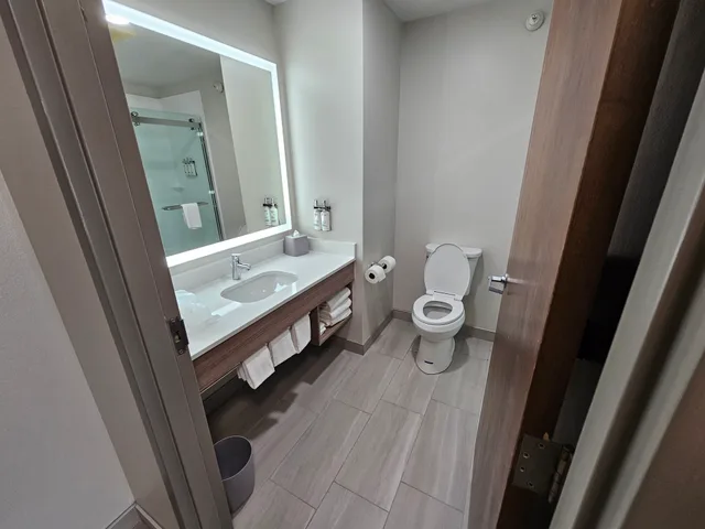 غرفة بسرير كينج، Holiday Inn Express Hotel & Suites Cincinnati-Blue Ash 7/9