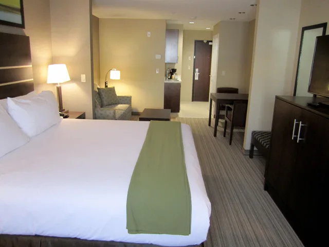 Suite, King Bed, HOLIDAY INN EXPRESS GOLDEN KICKING HORSE 2/4