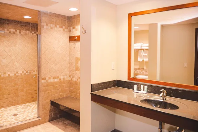 جناح بسرير كينج بمنطقة جلوس، Quality Inn and Suites Ames Conference Center Near ISU Campus 4/10