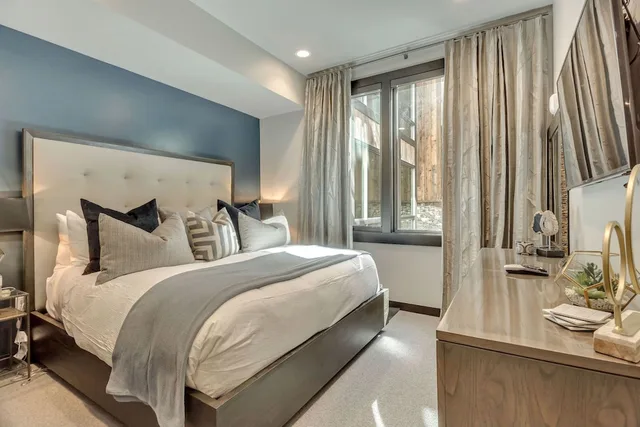 جناح بريميوم بسريرين منفصلين وسريرين كينج وسرير كوين وسريرين منفصلين بـ3 غرف نوم، STEIN ERIKSEN RESIDENCES 1/1