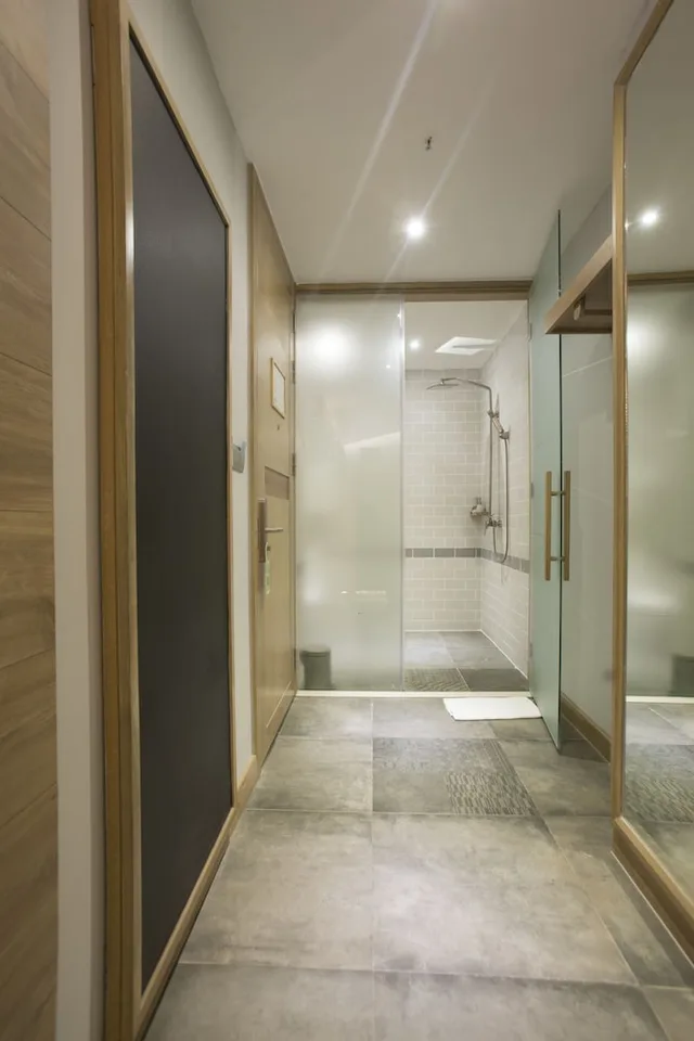 Room, Queen Bed, No Window, Fusion Suites Saigon 5/5