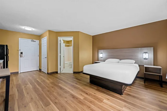 غرفة بسرير كوين، Suburban Studios Charlotte - Executive Park 2/6