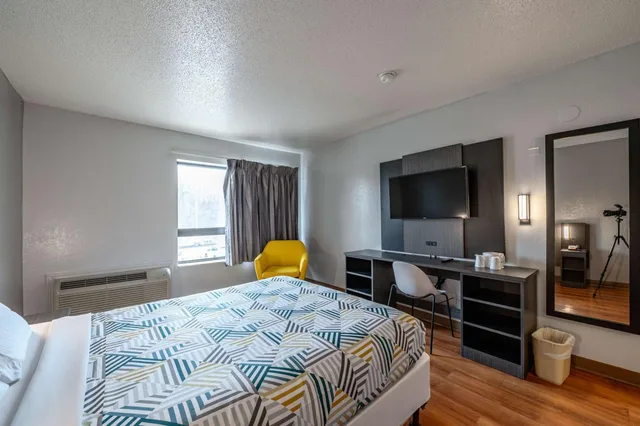 1 Queen Bed - Micfridge, Non-Smoking، Motel6 Branford, CT - New Haven 2/5