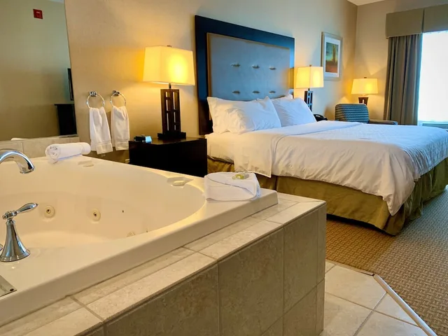 غرفة قياسية بسرير كينج بحوض جاكوزي، Holiday Inn Express Hotel And Suites Olathe North 4/5