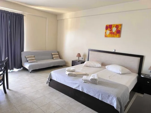 جناح بسريرين منفصلين بإطلالة على الحديقة مع أريكة، GOLDEN ROSE SUITES 1/9