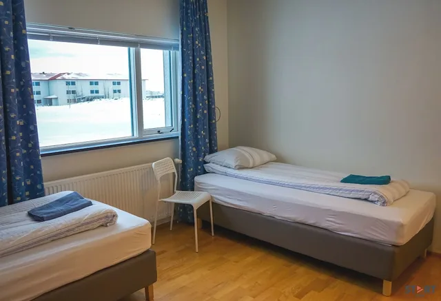 غرفة بسريرين منفصلين بحمام خاص، START HOSTEL 2/10