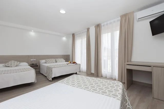 غرفة رباعية بسرير كوين وسريرين منفصلين، Olympia Hotel Ronda II 3/9