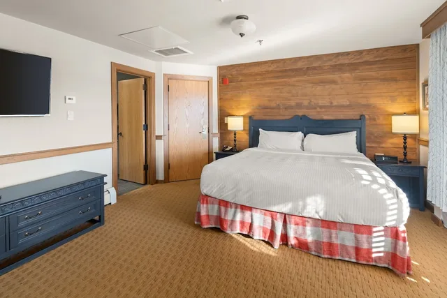 Northern, King Bed, Trapp Family Lodge 2/4
