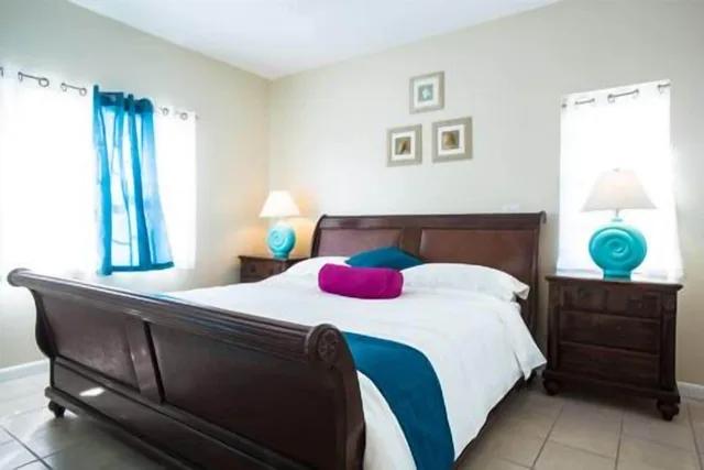 شقة سكنية بسرير كينج بإطلالة على المسبح بغرفة نوم واحدة مع أريكة، Inn At Grace Bay 2/2