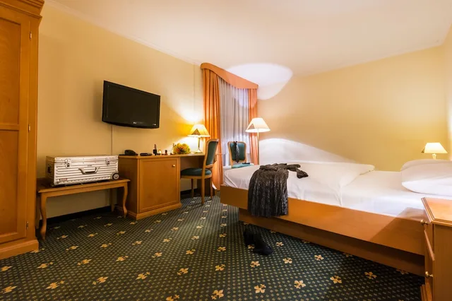 Classic, Double Bed, Street Side View، TRIHOTEL Rostock – Wellnesshotel Adults Only 2/2