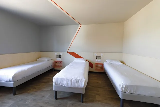 غرفة ثلاثية بسرير مزدوج وسرير بطابقين، Ibis Budget Strasbourg Sud Illkirch Geispolsheim 6/10