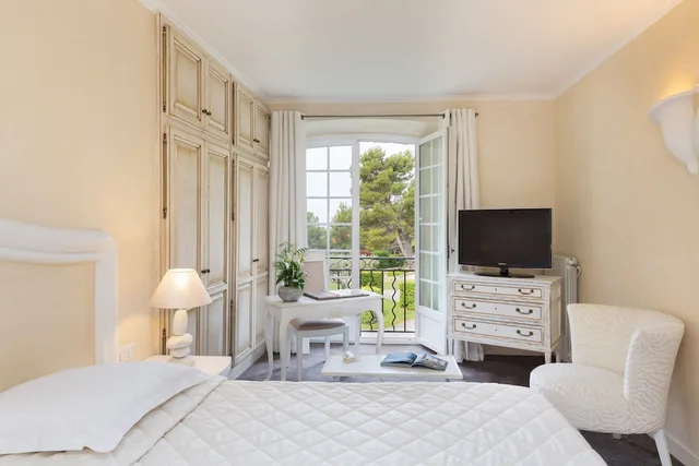 Comfort, Double Bed, Indoor Pool, Sauna, Hot Tub، LA BASTIDE DE TOURTOUR HOTEL & SPA 7/10