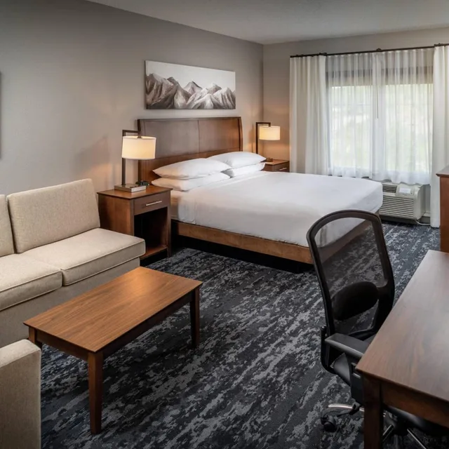 غرفة بسرير كينج مع أريكة، Delta Hotels By Marriott Huntington Mall 5/9