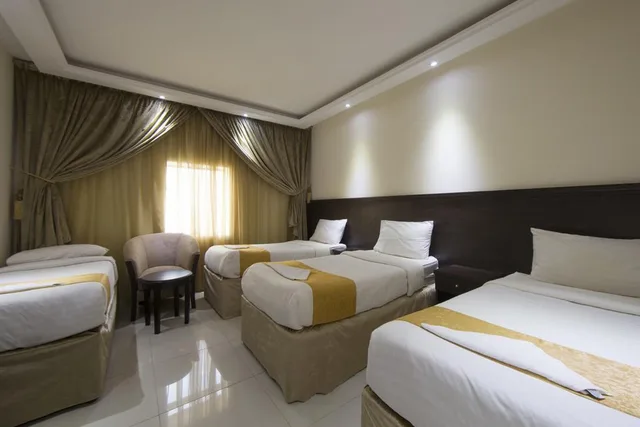 Standard quad room، فندق سنود العظمة الفندقية(Snood Alazama Hotel) 1/2