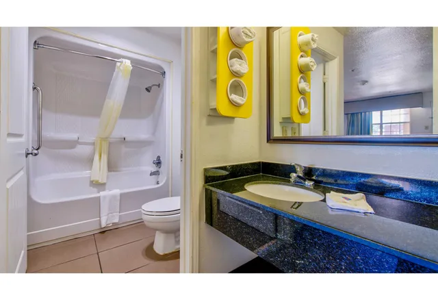 غرفة بسرير كينج، Motel6 Arlington, TX 4/4