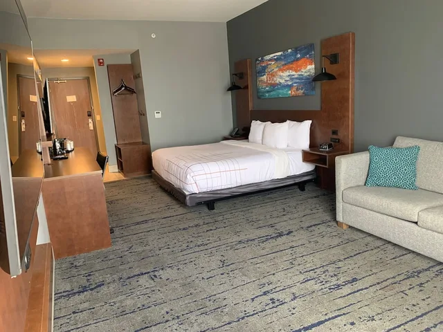 غرفة بسرير كينج، La Quinta Inn & Suites by Wyndham Louisville East 2/7