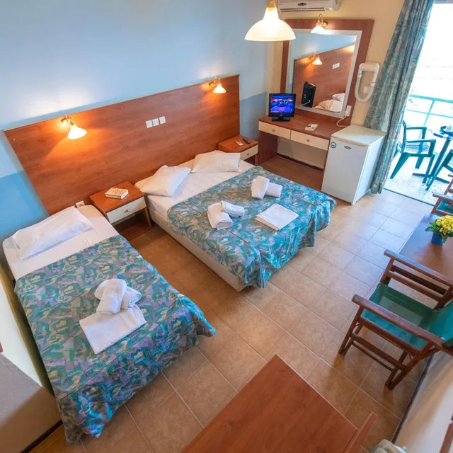 غرفة بسرير مزدوج أو سريرين منفصلين مع سرير إضافي، Sun Hotel Kineta 3/8