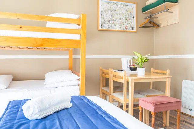 Room, 1 Double and 2 Bunk Beds، Ebury House Hotel 5/7
