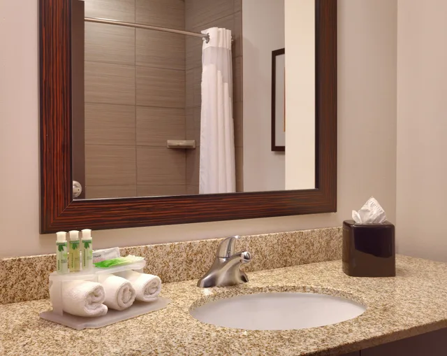 جناح بسرير كينج مع أريكة، Holiday Inn Express Suites Overland Park 5/8