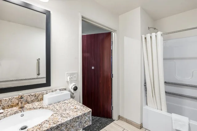 Guest Room, Single, King Bed, Accessible, Cobblestone Hotel & Suites - Denmark 4/6