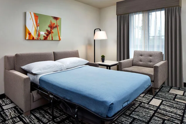 جناح بسرير كينج بغرفتين مع أريكة بمنطقة جلوس بمطبخ، Best Western Plus Meridian Inn & Suites, Anaheim-Orange 1/3
