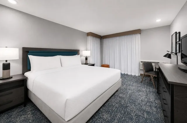 غرفة ديلوكس بسرير كينج بحوض استحمام، Seacliff Inn Aptos, Tapestry Collection by Hilton 4/10